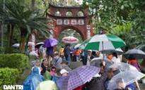 Hơn 30.000 người đội mưa ‘chen chân’ đổ về Đền Hùng trong 2 ngày cuối tuần