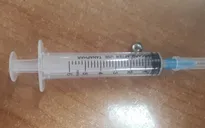 Bé trai nhập viện vì nhét bi sắt vào tai