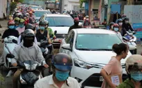 Ô tô “rồng rắn” né trạm thu phí BOT Xa lộ Hà Nội