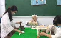 Cụ bà gần 90 tuổi làm phòng khám thú y miễn phí trong suốt 9 năm