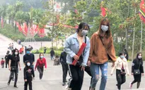 Leo bộ lên dốc đến Đền Hùng, nhiều du khách tháo bỏ khẩu trang