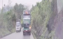 Thót tim cảnh xe đầu kéo vượt ẩu trên đèo dốc khuất tầm nhìn