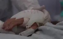"Bàn tay yêu thương" an ủi bệnh nhân COVID-19