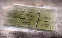 Dừng ô tô nghi vấn trên QL6, cảnh sát phát hiện 9 bánh heroin