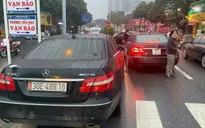 Vụ 2 xe sang Mercedes trùng biển số: Nhóm bán 500 bộ giấy tờ giả chịu mức án nào?
