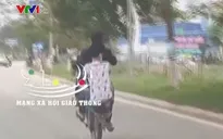 Nhóm thanh niên ngang nhiên bốc đầu vít ga trên quốc lộ