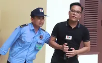 Đằng sau hình ảnh phóng viên VTV bị "lôi đi" khi đang dẫn hiện trường