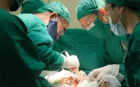 Bé trai thoát khỏi nguy cơ tàn tật sau phẫu thuật hoại tử chỏm xương đùi