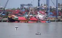 Tàu hàng Mông Cổ bị nghiêng, 18 container rơi xuống sông