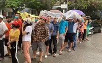 Người hâm mộ đội mưa xếp hàng mua vé trận Đông Á Thanh Hóa - HAGL