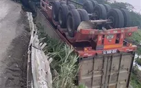 Xe container mất lái, lật ngửa trong hành lang bảo vệ đường sắt Bắc - Nam