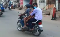 Ấn Độ: Chở thi thể người nhà tử vong do COVID-19 đến lò hoả táng bằng xe máy