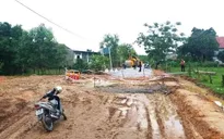 Bé trai 4 tuổi đuối nước thương tâm dưới hố công trình