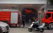Xe ô tô bốc cháy dưới tầng hầm Tràng Tiền Plaza