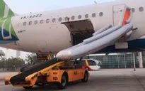 Khách bất ngờ mở cửa thoát hiểm làm bung máng trượt máy bay tại Nội Bài