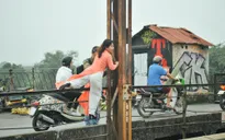 Vượt rào, chụp ảnh trên đường ray cầu Long Biên: Đổi nguy hiểm thật để lấy tấm hình "sống ảo" liệu có đáng?