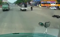 Vượt đèn đỏ, 2 người đi xe đạp điện bị xe tải đâm trực diện