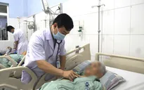 Cứu cụ bà 93 tuổi bị sốc tim, nhồi máu cơ tim cấp
