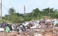 Bắt quả tang xe xúc, xe tải đổ trộm, chôn lấp rác thải công nghiệp