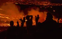 Núi lửa ở Iceland phun trào, hàng chục nghìn người tới chiêm ngưỡng