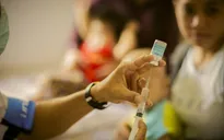 Hơn 1 năm chế ra vaccine chống COVID-19 là nỗ lực chưa từng có