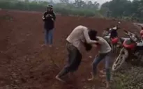 Làm rõ clip ghi lại cảnh hai nữ sinh lao vào đánh nhau quyết liệt