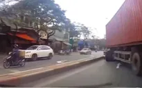 Cố lách vượt xe container, tài xế xe máy bị ngã gãy chân