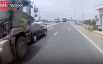 Tránh xe dừng đột ngột trên cầu dẫn, ô tô bị xe đầu kéo tông bẹp dúm đuôi