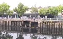 Nước kênh Nhiêu Lộc - Thị Nghè đen kịt, nguy cơ ô nhiễm trở lại