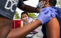 Tiêm 1 liều vaccine AstraZeneca giảm 80%, đủ 2 liều vaccine Pfizer giảm 97% nguy cơ tử vong do COVID-19