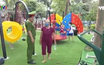 Tụ tập đông người tại vườn hoa, công viên để... hóng mát bất chấp nguy cơ dịch bệnh