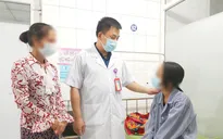 Ngã khi trèo hái xoài, bé gái bị cọc tre đâm rách tầng sinh môn