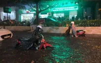 Hà Nội: Nhiều phố ngập nặng vì mưa lớn, người dân chật vật trên đường
