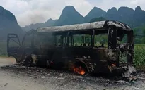 Xe bus bốc cháy ngay sau khởi hành