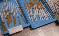 Độ tuổi đăng ký tiêm chủng vaccine COVID-19 tại Pháp ngày càng trẻ hóa