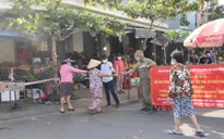 Đo thân nhiệt người đi chợ tại Hà Nội