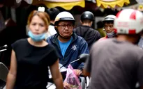 Lơ là phòng chống dịch, nhiều người dân không đeo khẩu trang, quán cà phê tụ tập cả trăm người