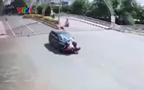 Thiếu quan sát khi qua nút giao, xe máy găm chặt vào đầu ô tô