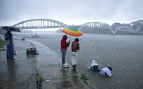Ấn Độ sơ tán hàng chục nghìn người tránh bão Tauktae, ít nhất 4 người thiệt mạng do bão