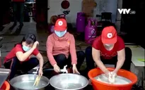 Thức khuya, dậy sớm nấu cơm cho người dân trong khu cách ly và tuyến đầu chống dịch