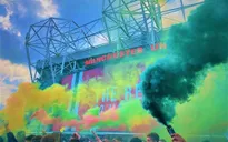 Man Utd – Liverpool: CĐV tràn xuống sân, trận derby nước Anh buộc phải hoãn