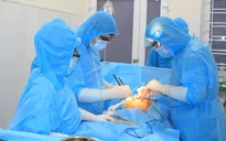 Phẫu thuật cấp cứu bệnh nhân ung thư trực tràng bị tắc ruột tại khu cách ly