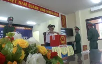 Thời tiết xấu, nhiều chiến sĩ Cảnh sát biển phải bơi vào đảo để bầu cử