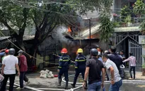 Nổ bình gas khi nấu ăn, 3 căn nhà bị cháy rụi