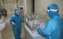 Hiếm muộn 11 năm, sản phụ mắc COVID-19 sinh con trong khu cách ly