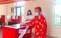 Cử tri 98 tuổi mặc áo dài đỏ đi bầu cử tại xã đang giãn cách xã hội Kim Sơn, Hà Nội
