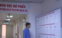 Cử tri - bệnh nhân thực hiện quyền cử tri ngay tại bệnh viện với thùng phiếu lưu động