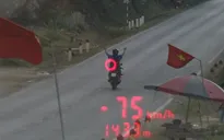 Thanh niên buông 2 tay lái xe máy 75km/h bị phạt gần 9 triệu đồng