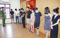 Vừa ký cam kết phòng dịch, quán karaoke vẫn cho khách "bay lắc"