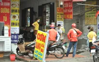 Hà Nội: Hàng quán dừng bán tại chỗ, lượng shipper tăng vọt